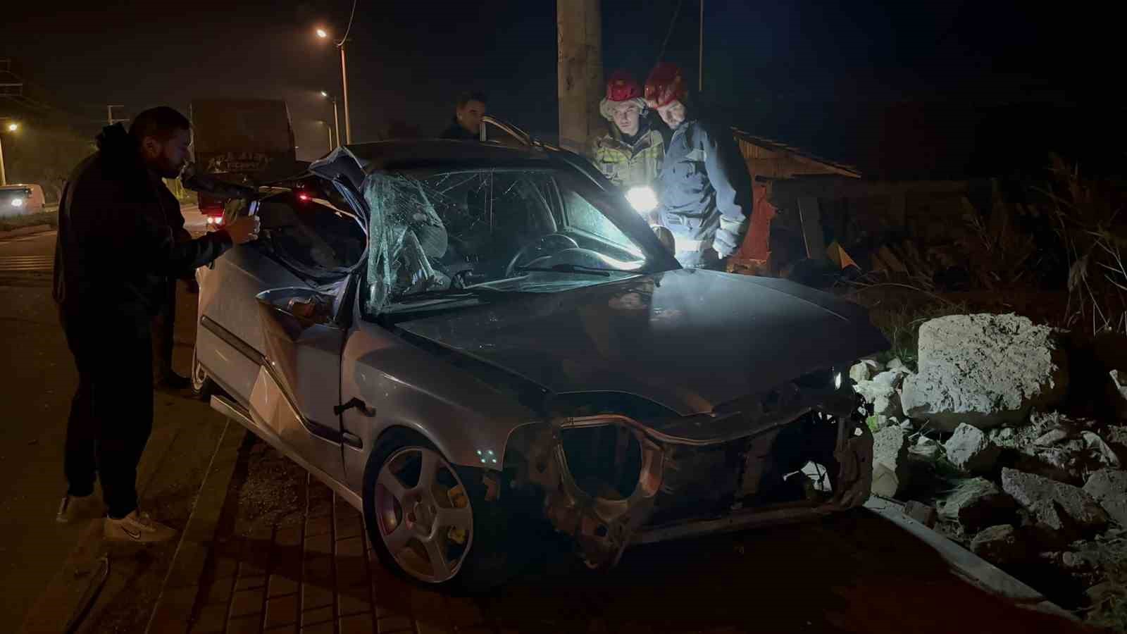 Bursa’da otomobille elektrik direğine çarpan sürücü yaralandı