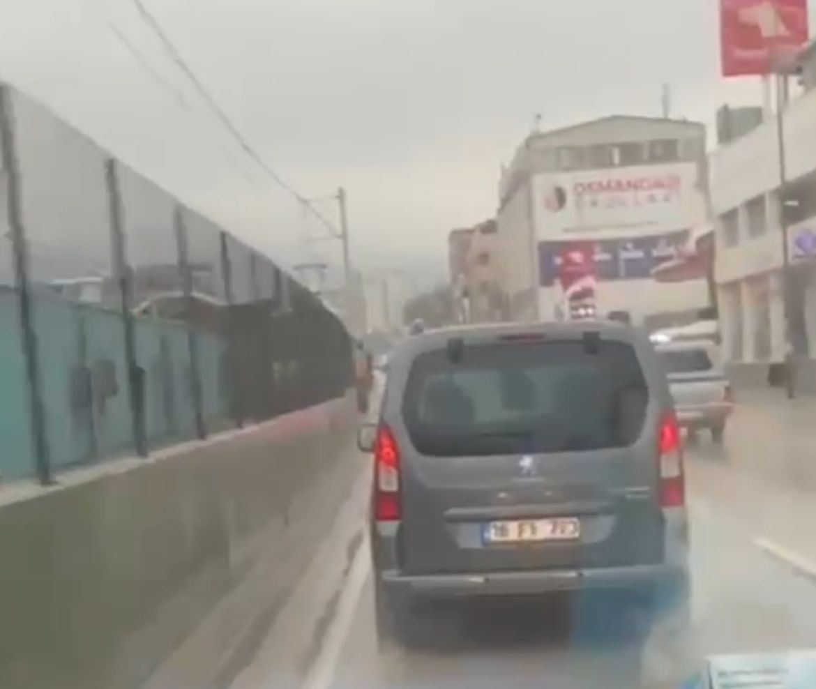 Bursa’da ambulansa yol vermeyen trafik magandası kamerada