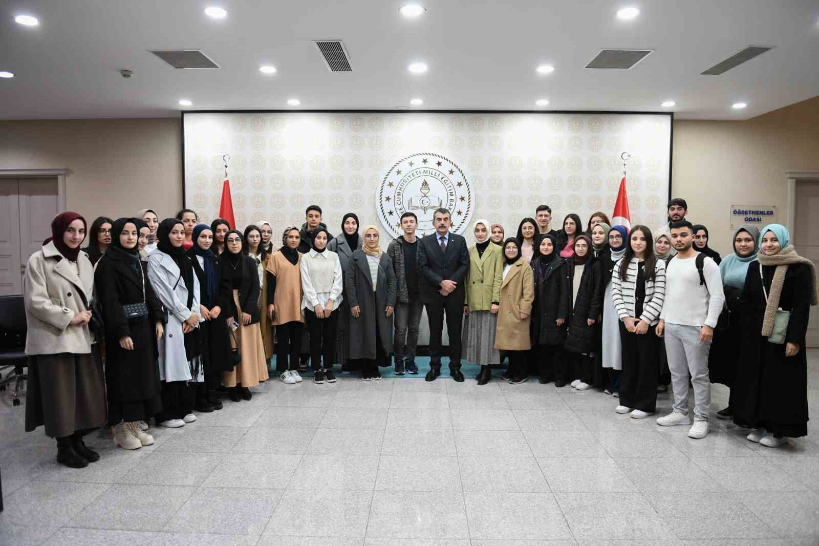 Bakan Tekin, BUÜ’lü öğrencileri ağırladı