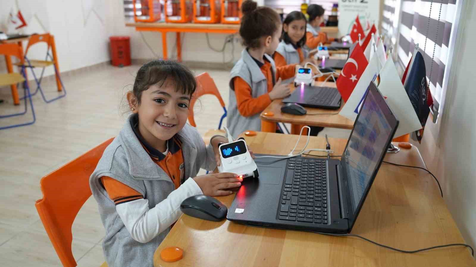 Bu ilçedeki çocukların yarısı robotik kodlama ve yazılım öğrendi….