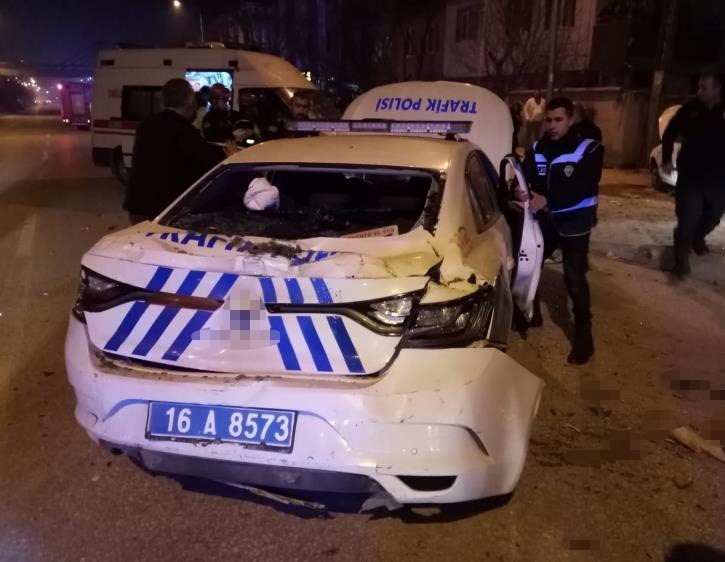 Bursa’da aralarında polis aracının da yer aldığı 3 araç zincirleme kazaya karıştı: 4 yaralı