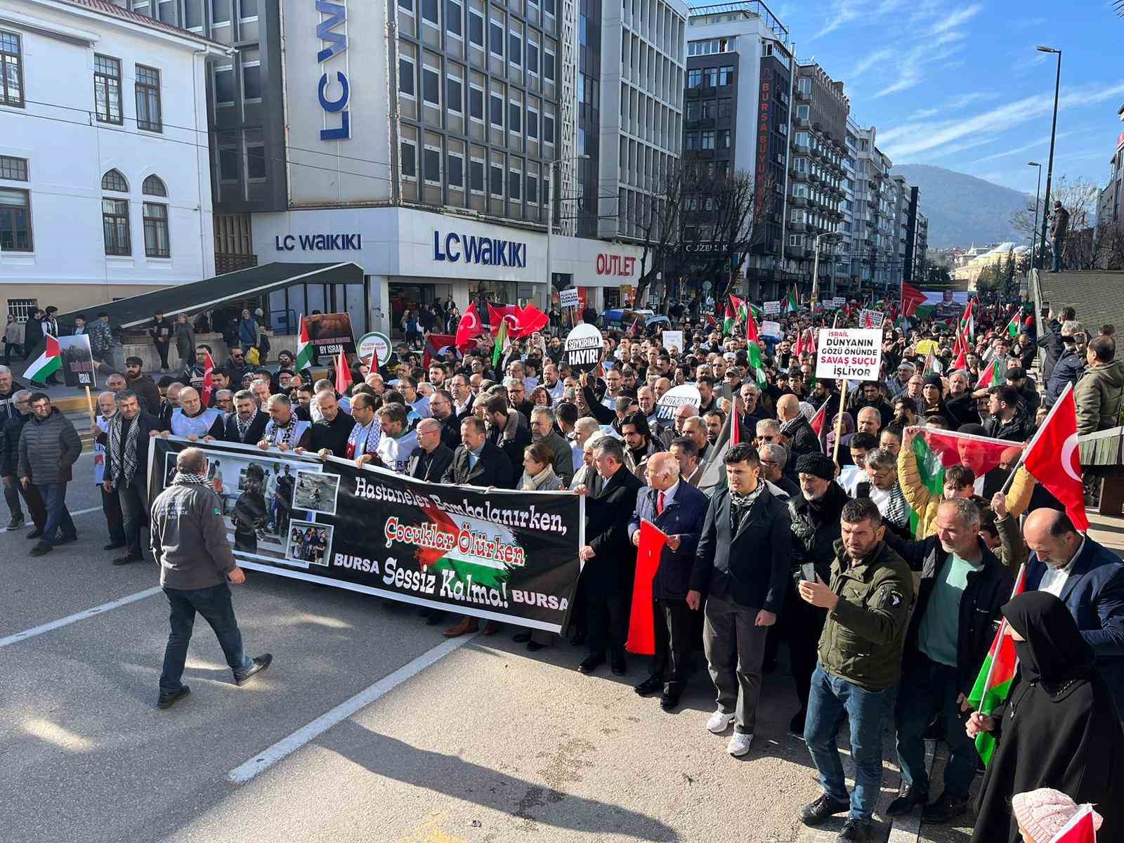 Bursa’da ‘Dünya İnsan Hakları Günü’ nedeniyle Filistin’e destek için binlerce kişi yürüdü