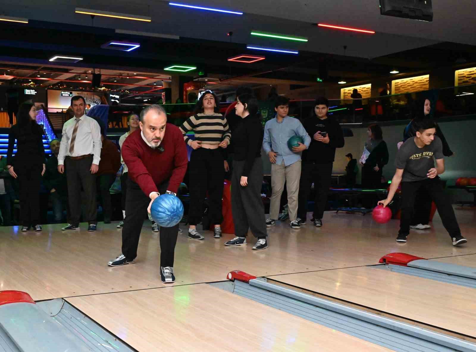 Bursa’da liseliler bowlingle stres atıyor