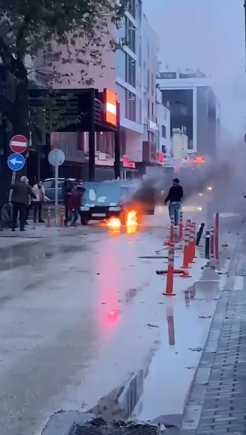 Bursa’da otomobil alevlere teslim oldu