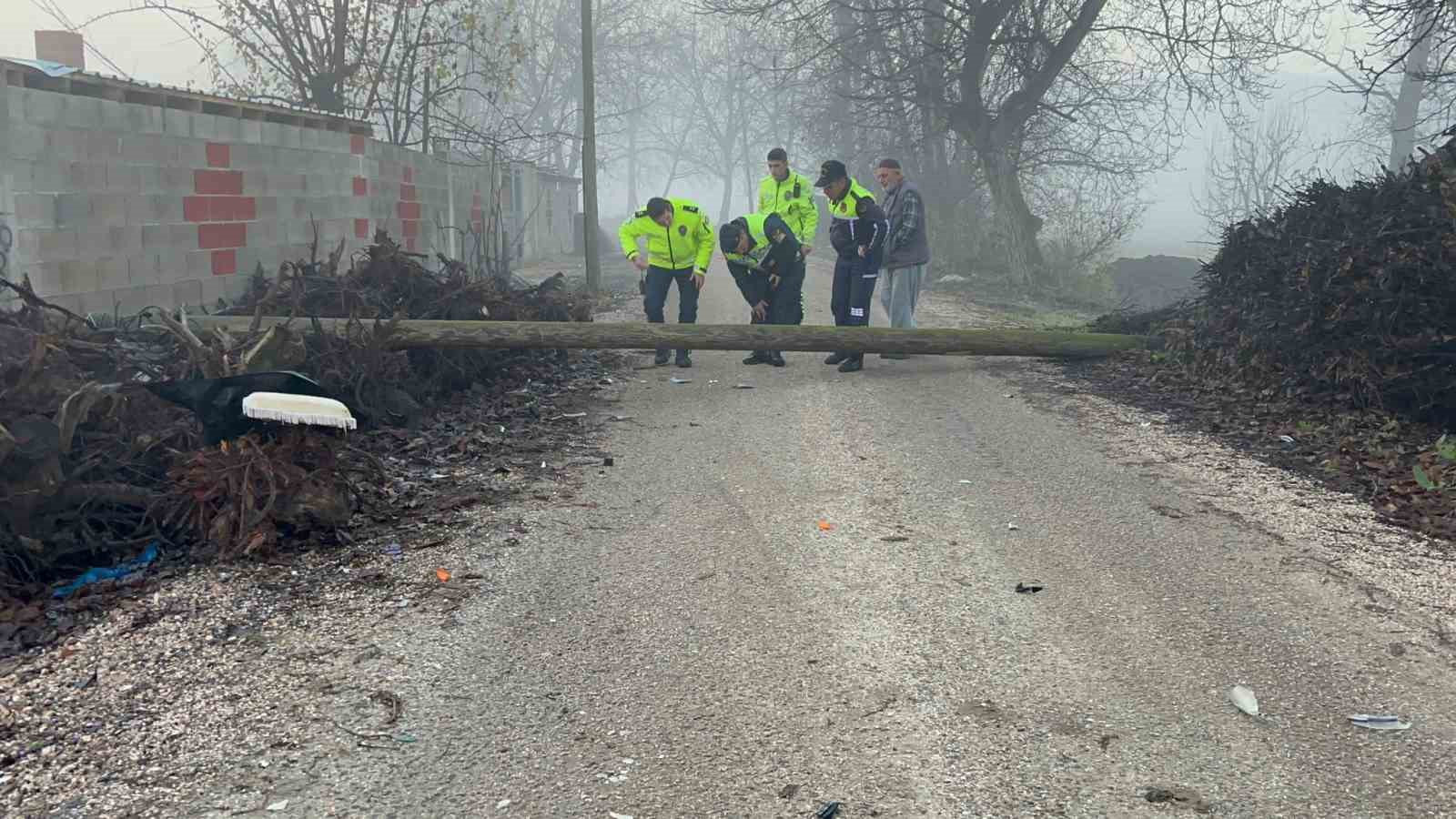 Bursa’da devrilen direğe çarpan motosikletli yaralandı