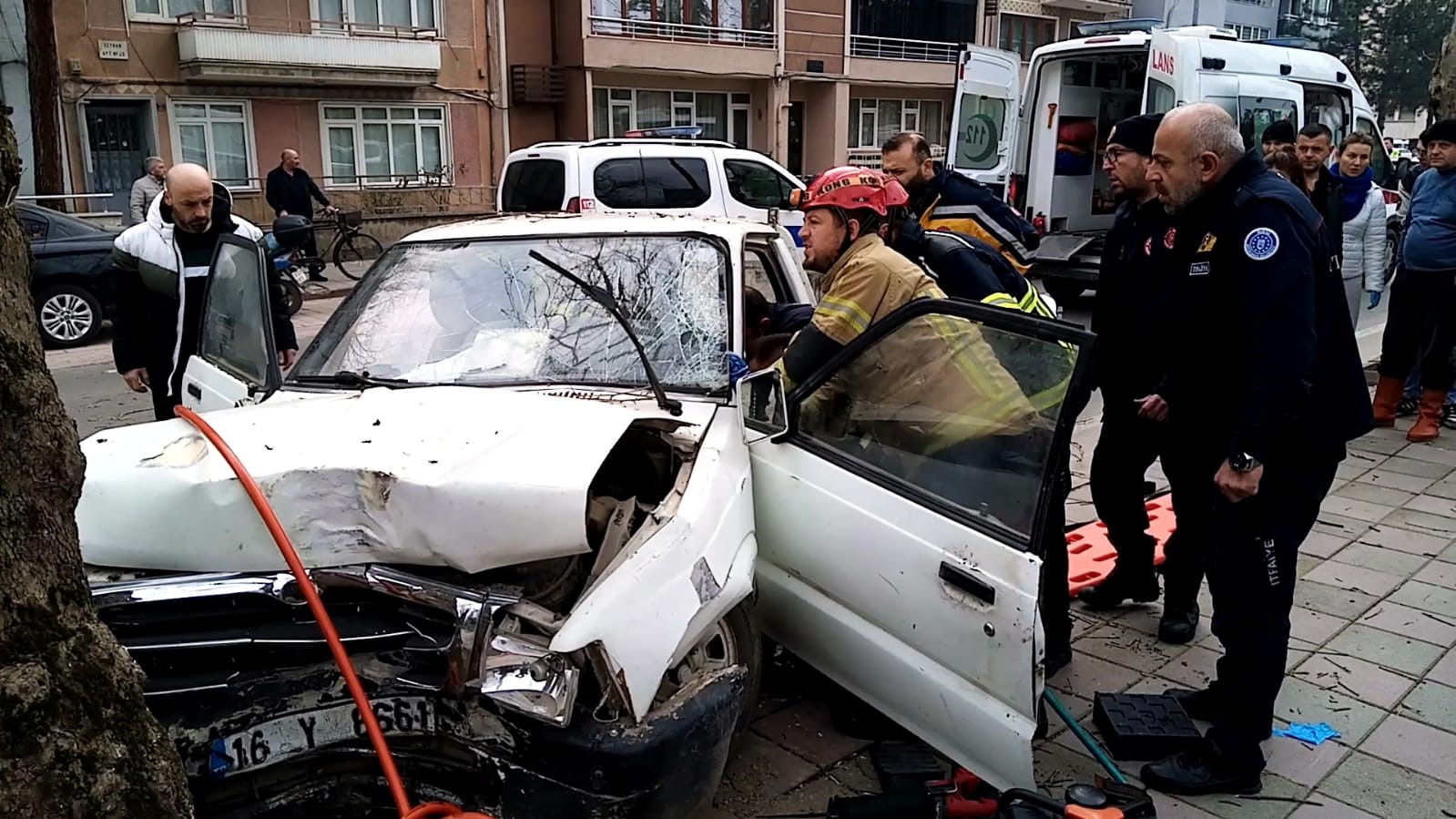 Bursa’da ağaca çarpan kamyonetin sürücüsü öldü