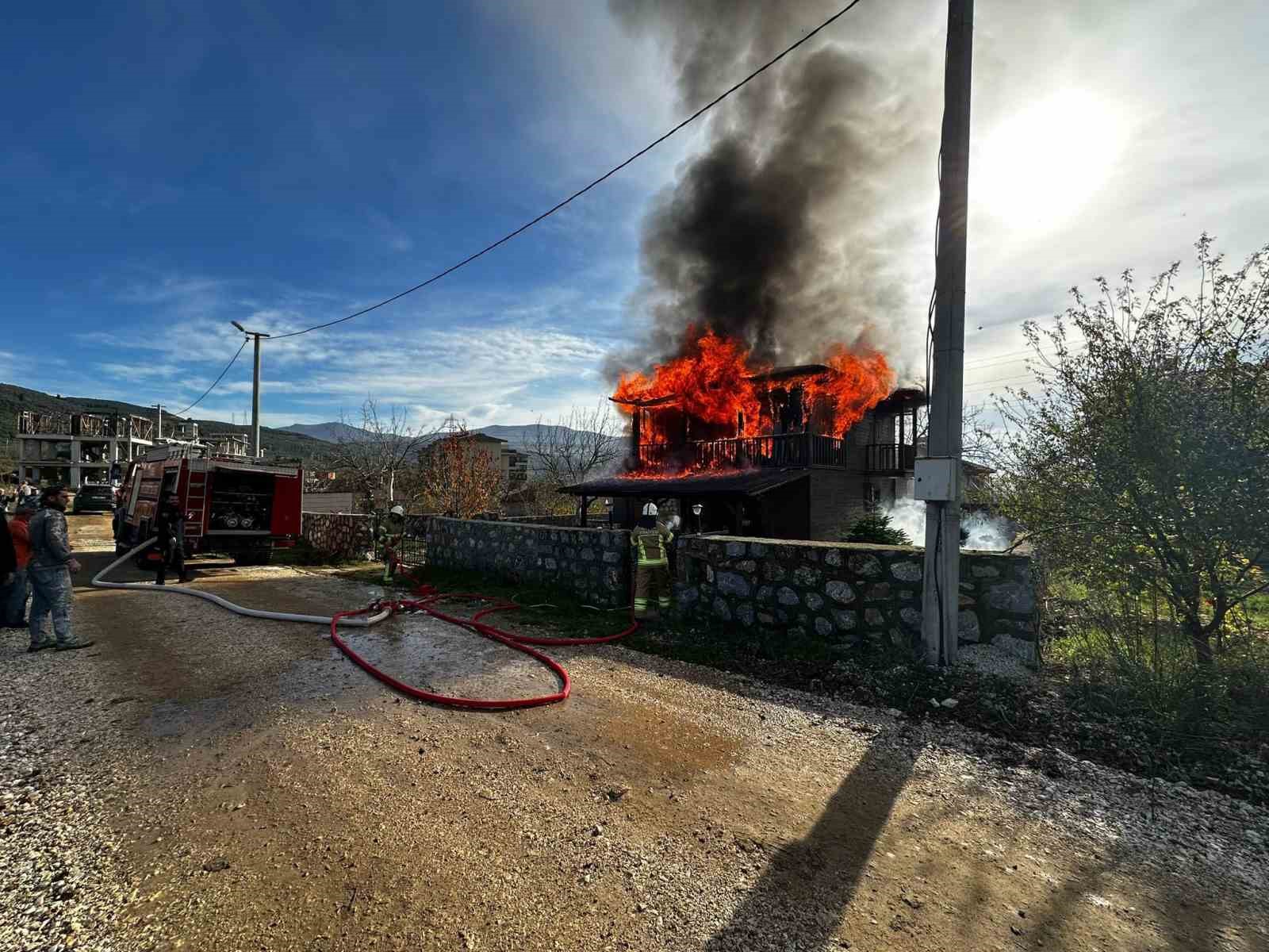 Gemlik’te iki katlı ev alevlere teslim