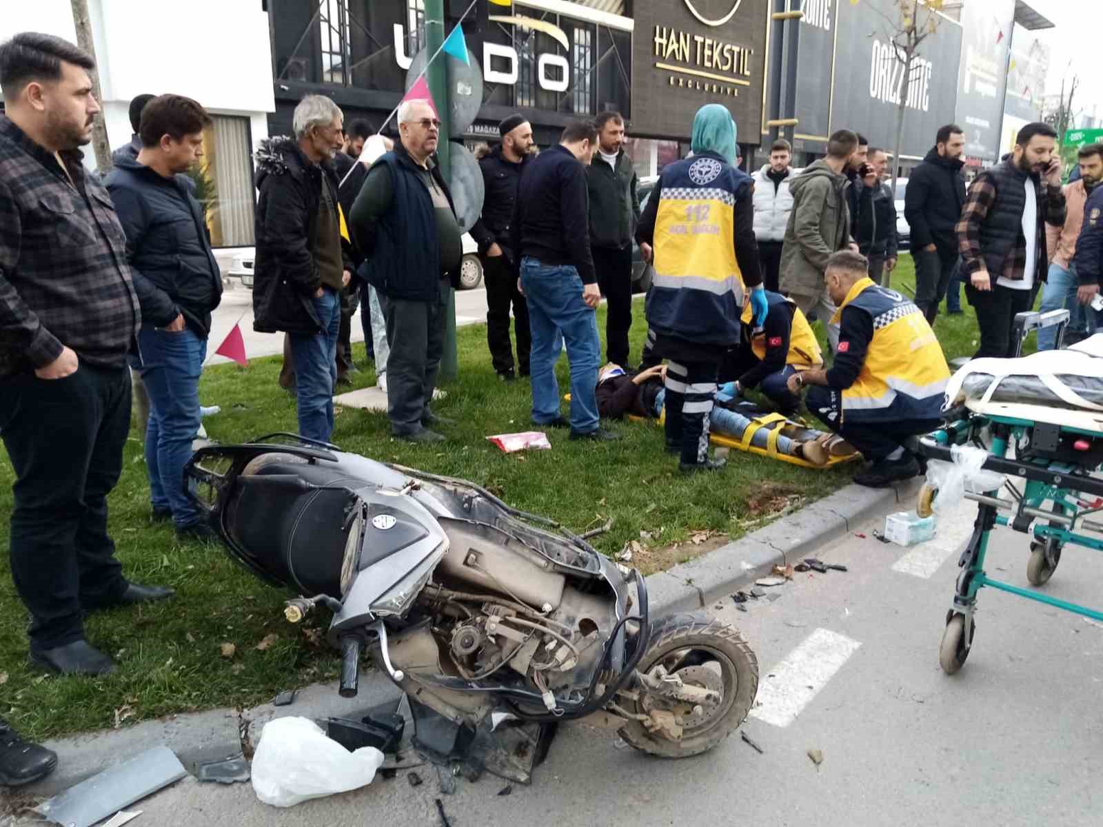 Bursa’da otomobil ile çarpışan motosikletteki 2 genç yaralandı