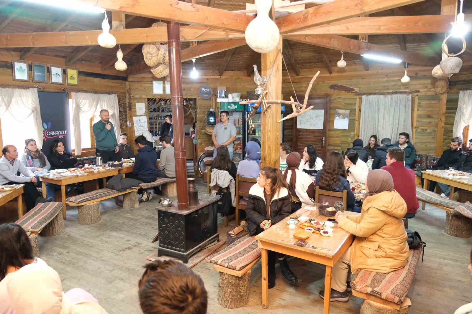 Orhaneli Belediye Başkanı Ali Aykurt, üniversite öğrencileri ile buluştu