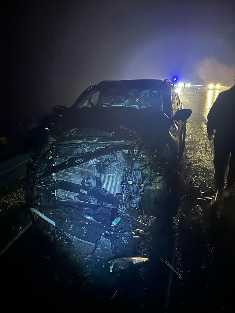 Otobanda çarpışan otomobiller alev aldı 3’ü çocuk 7 kişi yaralandı