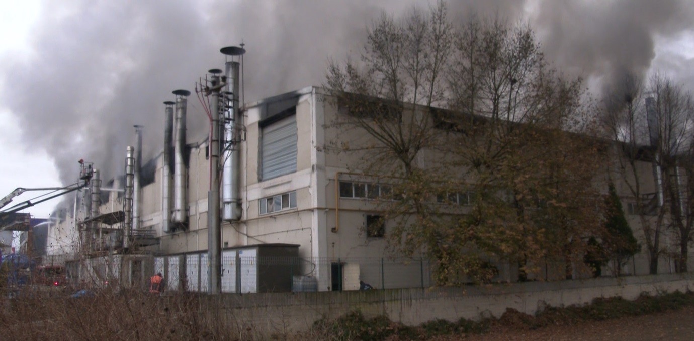 Perde fabrikasındaki yangın söndürüldü