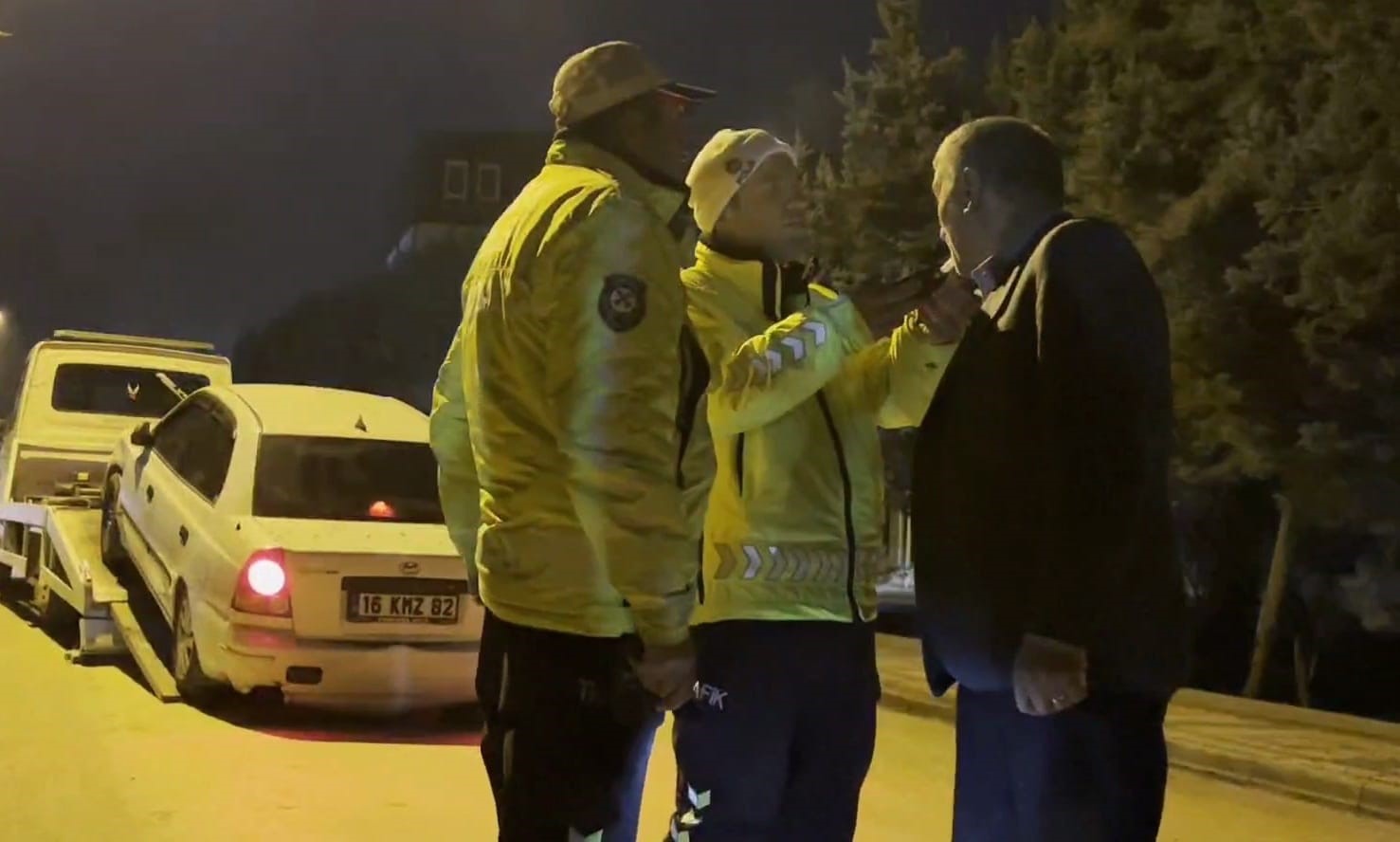 Polis, alkollü sürücüyü polis otosuna bindirmek için ter döktü