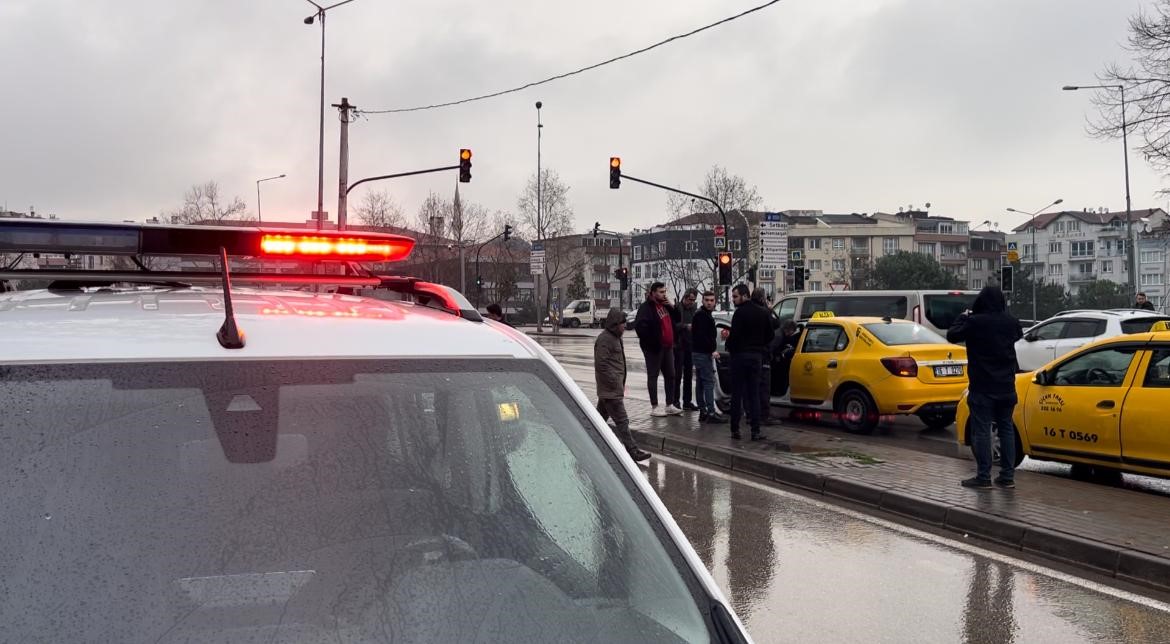 Tartıştığı taksi şoförünü boynundan bıçakladı