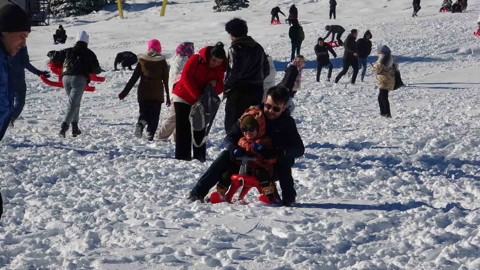 Uludağ’a kar yağdı, vatandaşlar tadını çıkardı