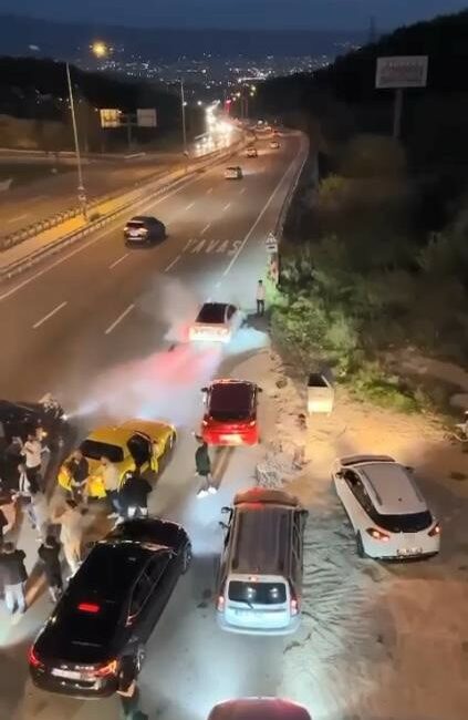 BURSA’DA YOLU KAPATIP EĞLENEN