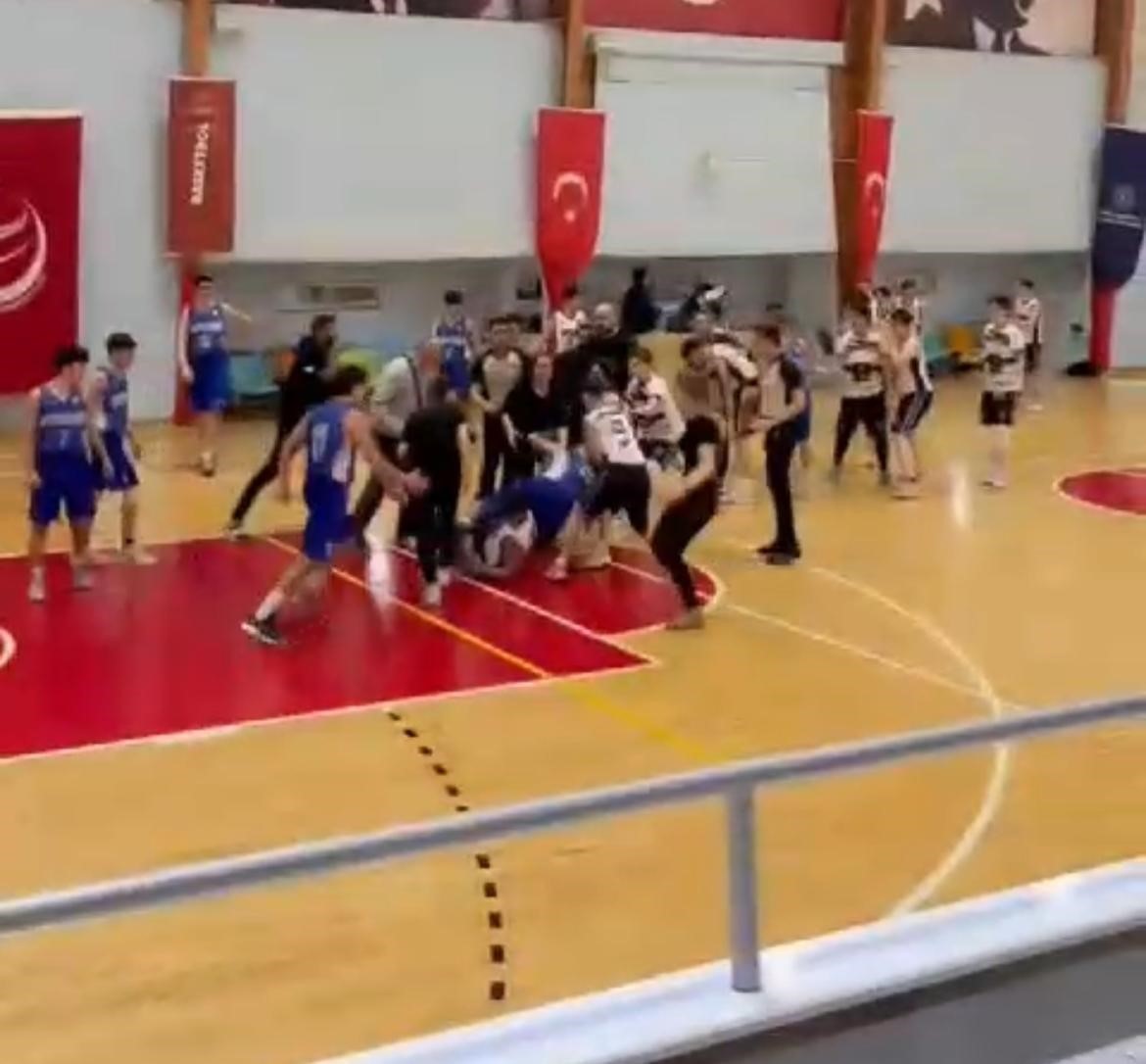 Basketbol sahası boks ringine döndü..Bir oyuncu yaralandı…(Düzeltme-tekrar)