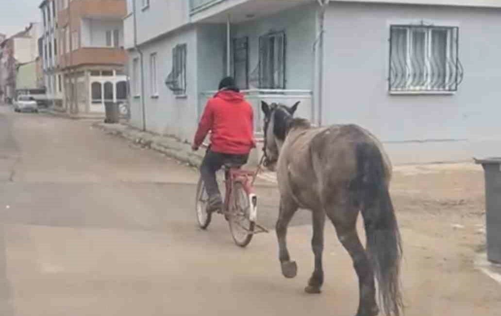 BURSA'DA ATI BİSİKLETİNE BAĞLAYARAK