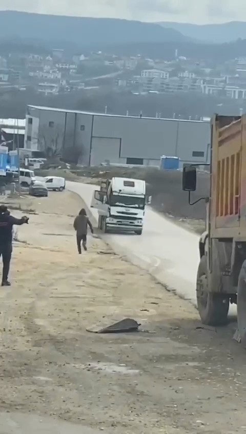 Bursa’da freni boşalan kamyon böyle harekete geçti, faciadan dönüldü