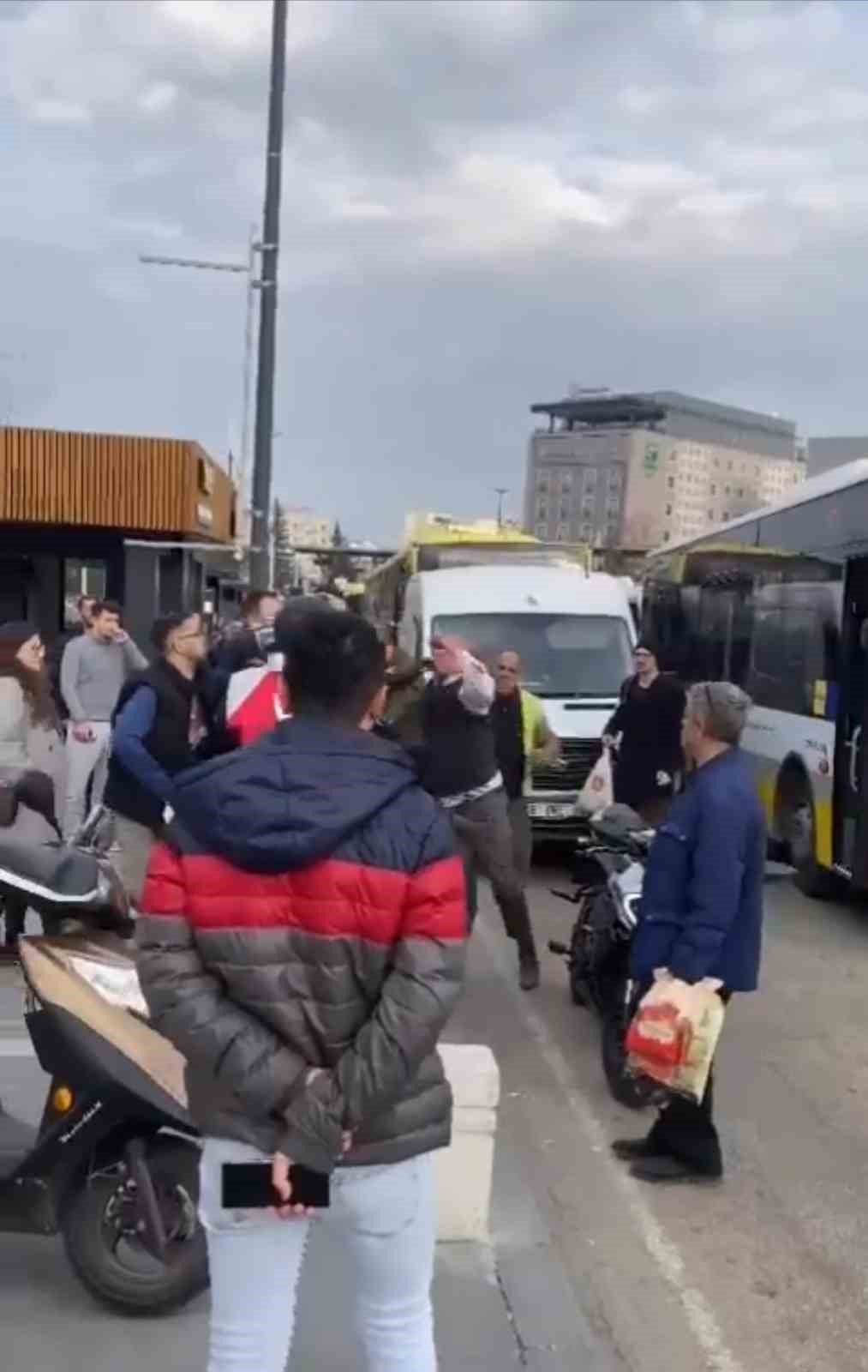 Bursa’da halk otobüsü ile motosiklet sürücüsü kavga etti