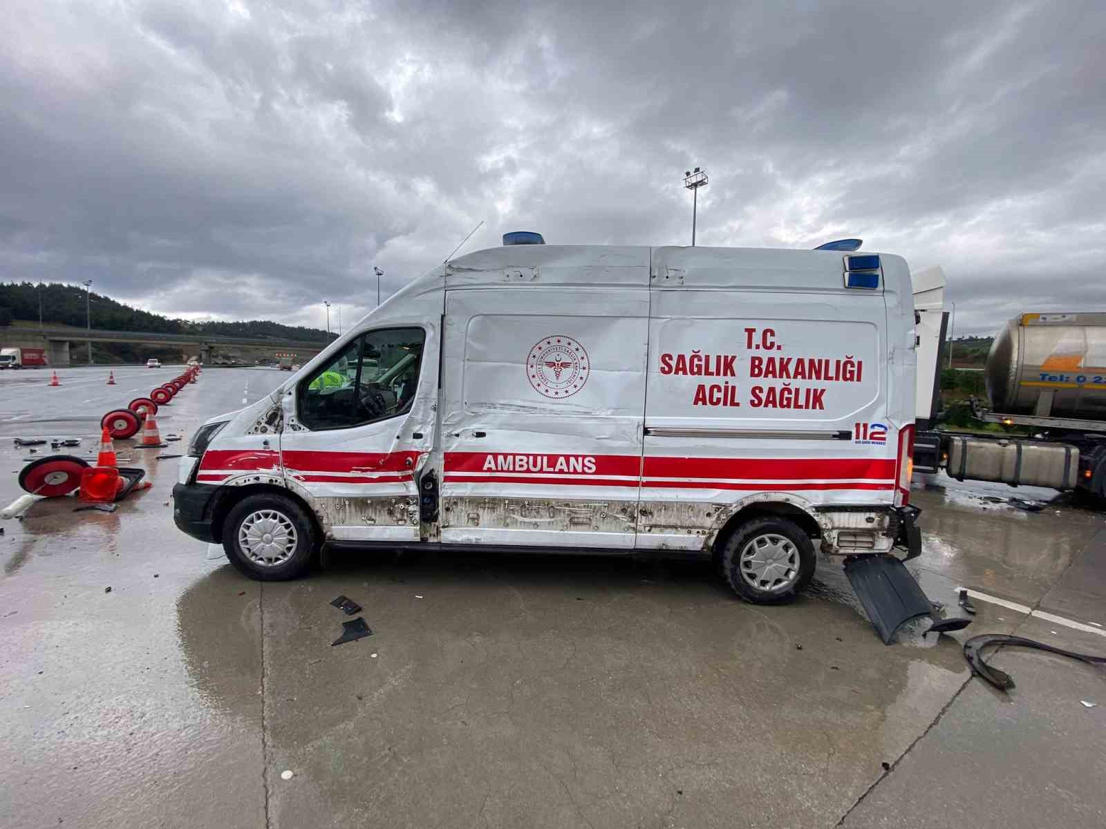 Bursa’da hastaneden dönen ambulansa tır çarptı