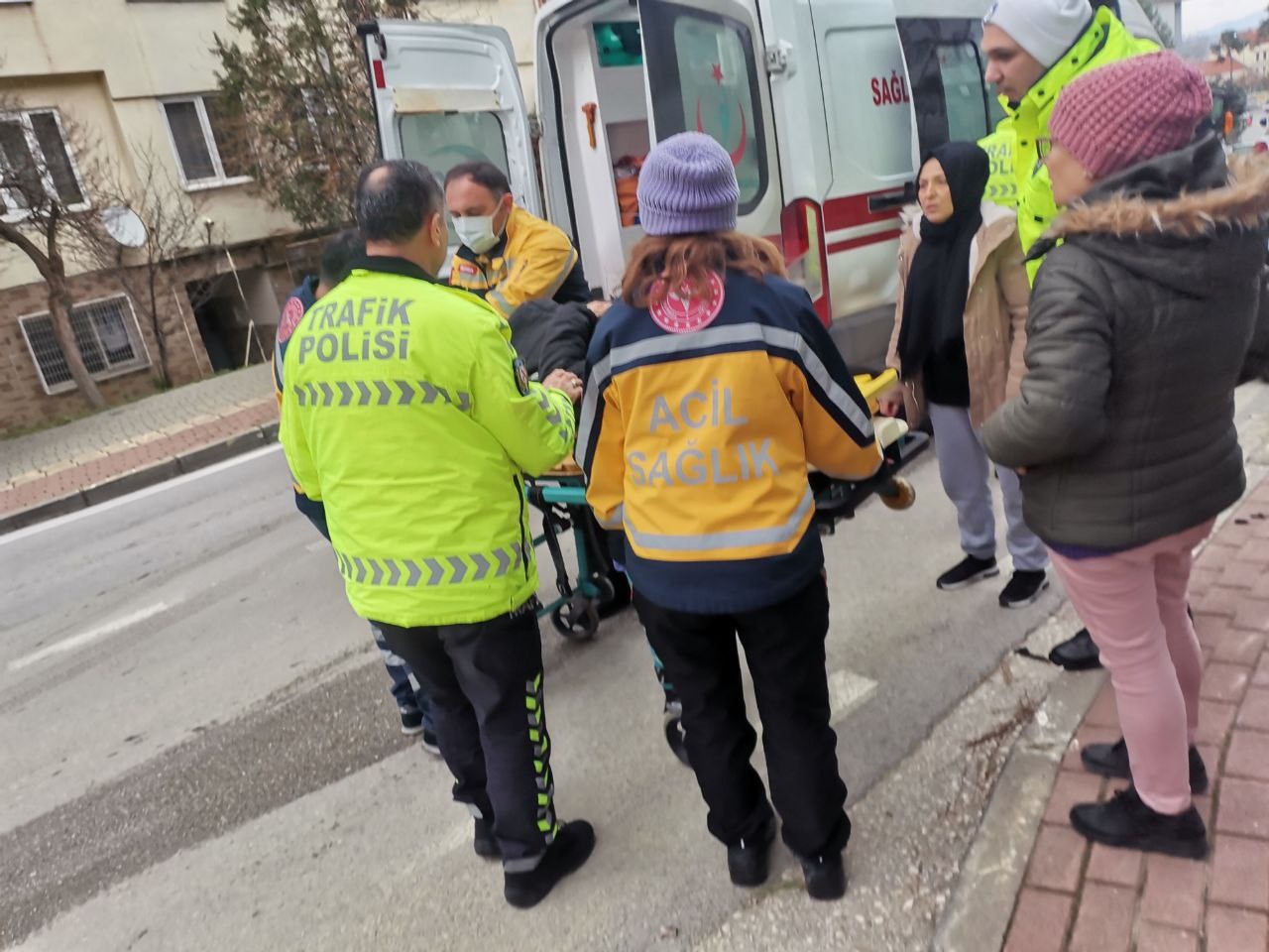 Bursa’da kaldırıma çarpan motosiklet sürücüsü yaralandı