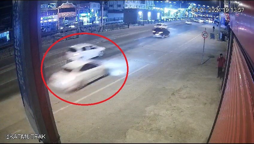 Bursa’da kontrolden çıkan otomobilin dükkana daldığı anlar kamerada