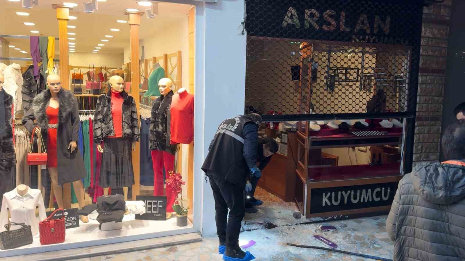 Bursa’da kuyumcudan 500 bin lira değerinde altın çaldılar