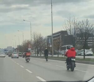 Bursa’da motosiklet sürücüleri trafikte tehlike yarattı