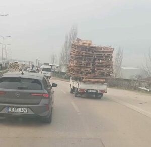 Bursa’da tehlikeli taşımacılık kamerada