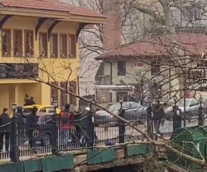 Bursa’da yaya ile sürücünün yol verme kavgası kamerada