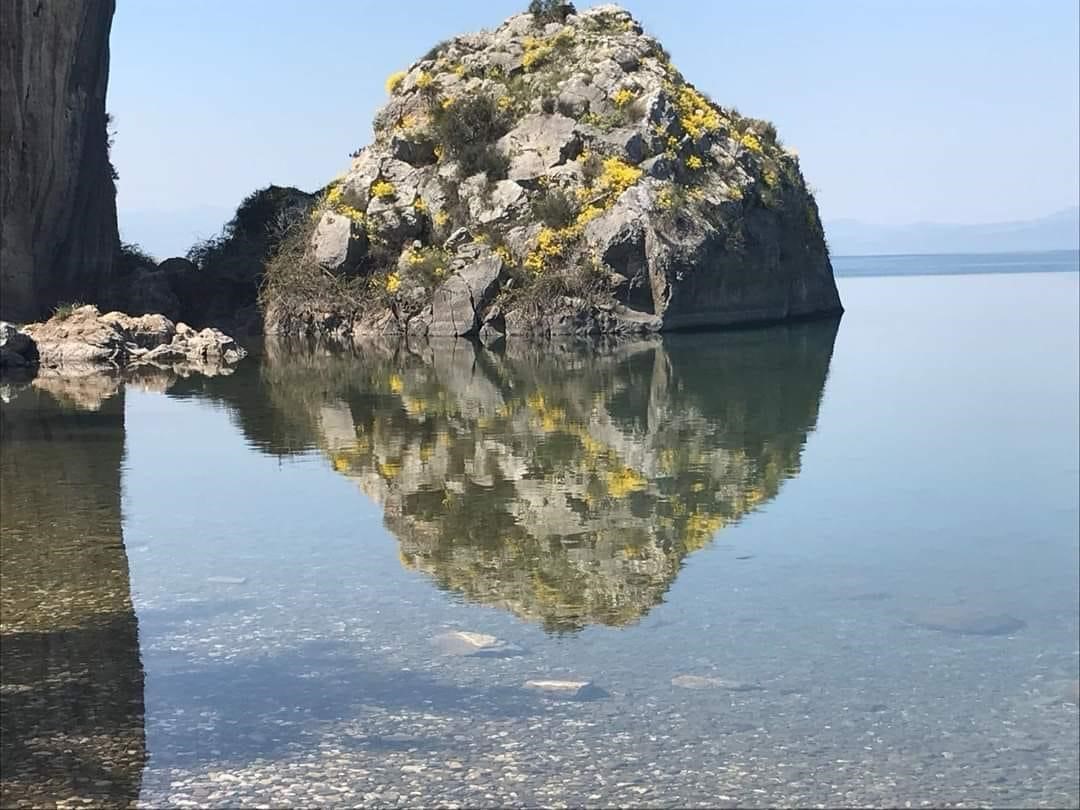 Göle yansıyan kayada şok eden figür…