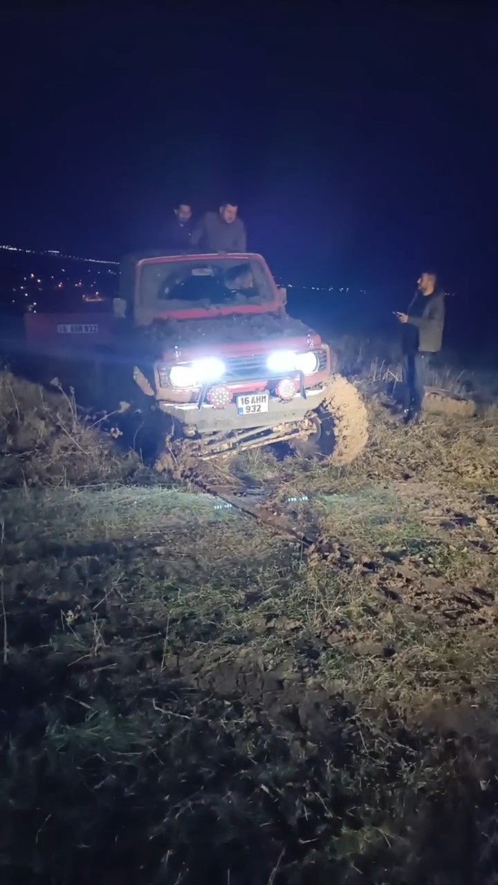 Off-road yaparken lastiği koptu, farkında olmadan kilometrelerce yol gitti