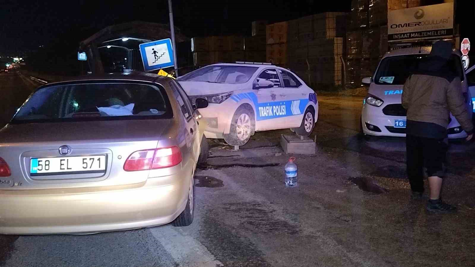 Bursa’da şoke eden kaza, otomobille polis maketine daldı