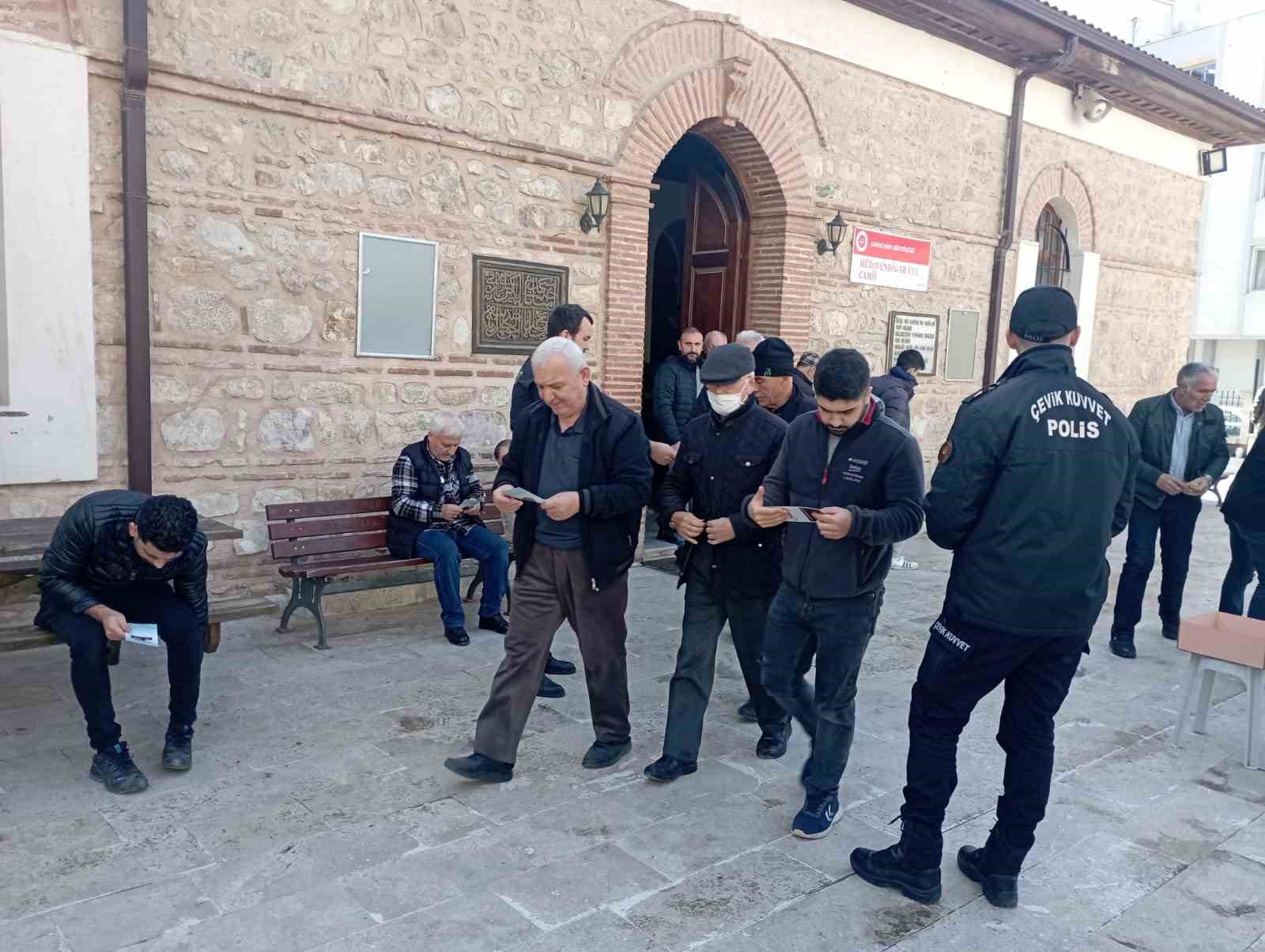 Polis namaz sonrası broşür dağıttı