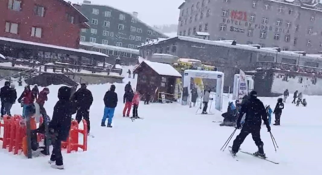 Uludağ’da beklenen kar yağışı başladı