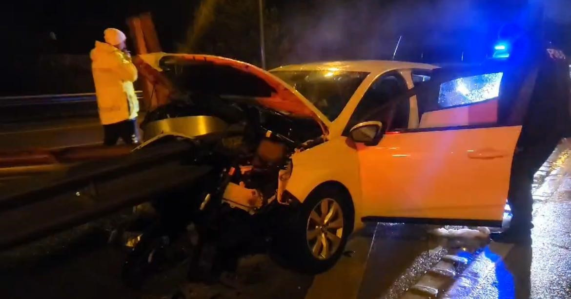 Bursa’da yağmurda kayan otomobil bariyerlere saplandı