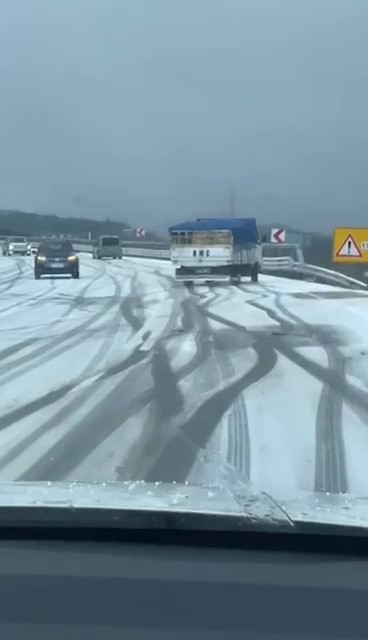 Bursa’da yollar buz tuttu, araçlar yolda kaldı