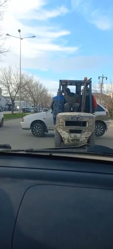 Bursa’da arızalı otomobili forklift ile taşıdı