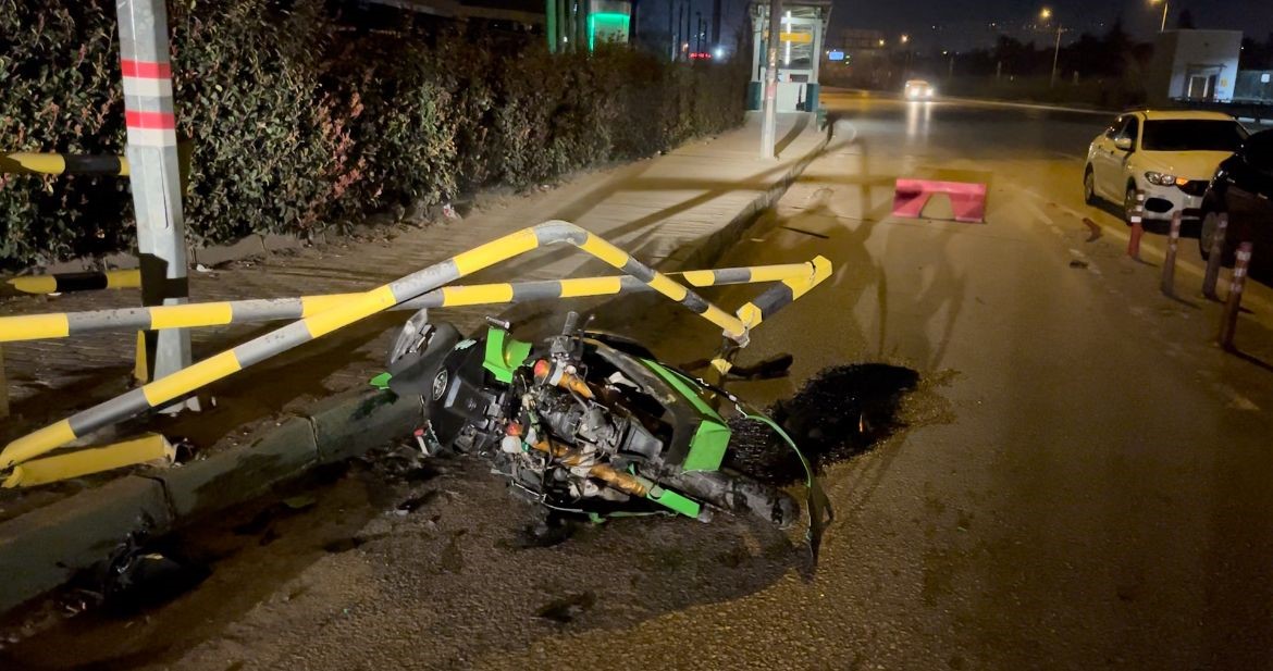 Bursa’da otomobilin çarptığı lüks motosiklet hurdaya döndü