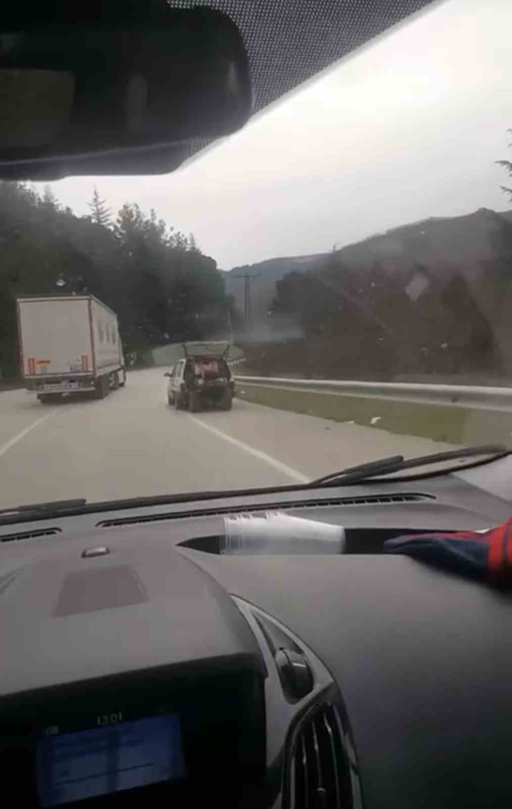 Bursa’da ATV’yi otomobilin bagajından sarkıtarak taşıdı