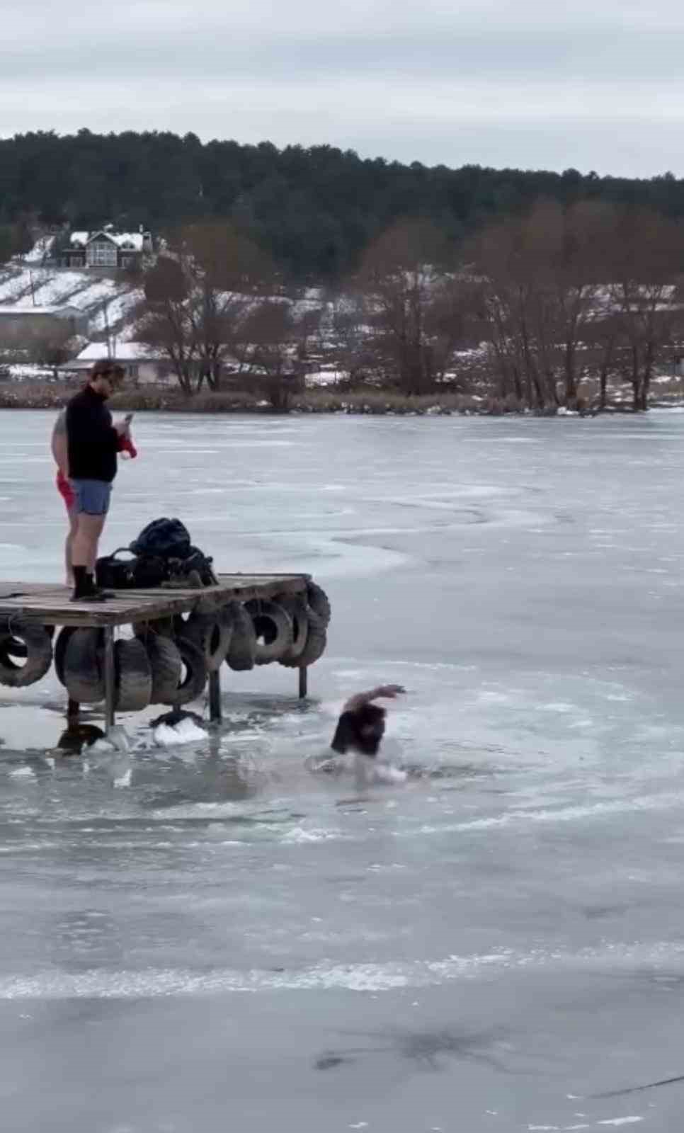 Bursa’da buz tabakası kırılınca gölete düştü