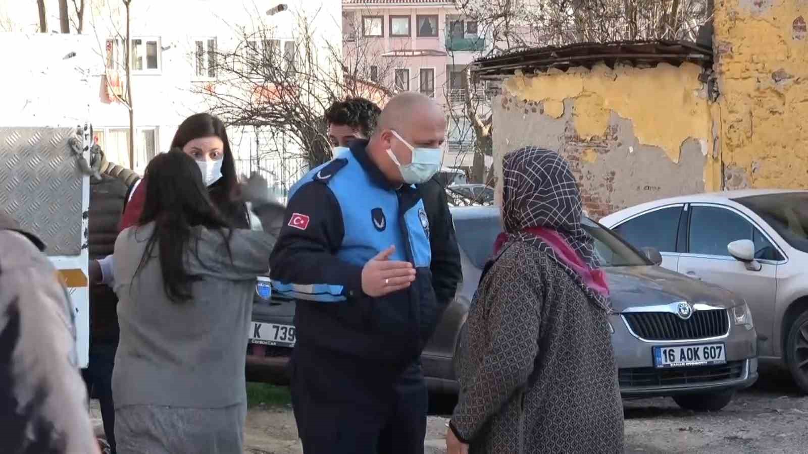 Bursa’da çöp evini boşalttırmak istemeyen kadın polise saldırdı