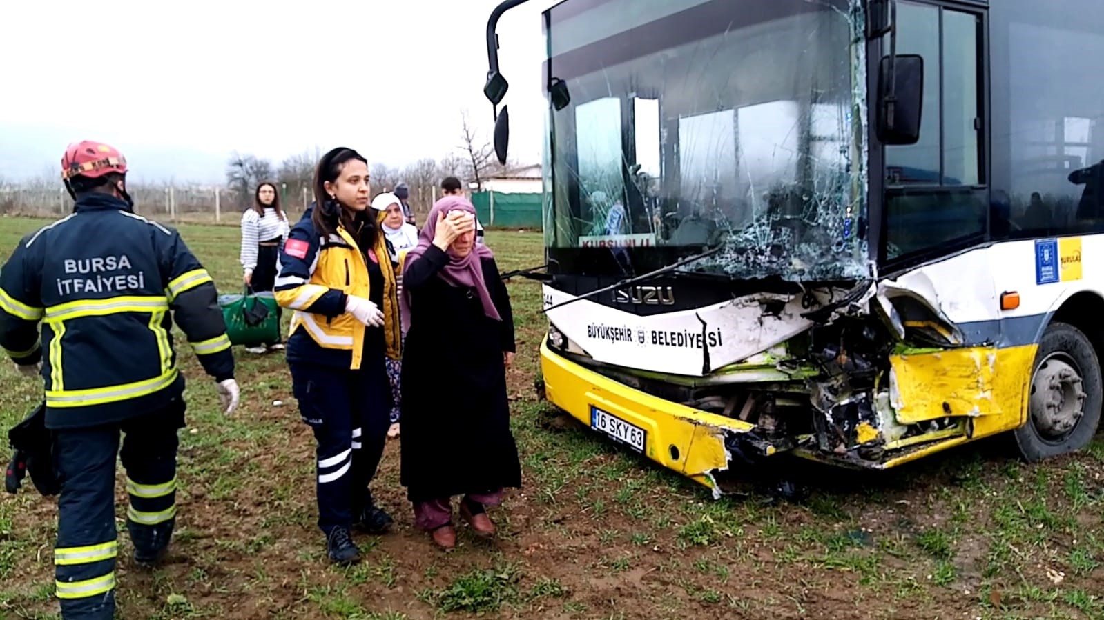 Halk otobüsüyle otomobil kafa kafaya çarpıştı: 8 yaralı