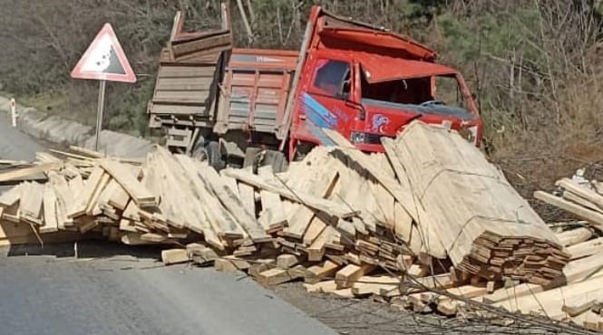 Bursa’da freni patlayan kamyon bariyerlere çarptı