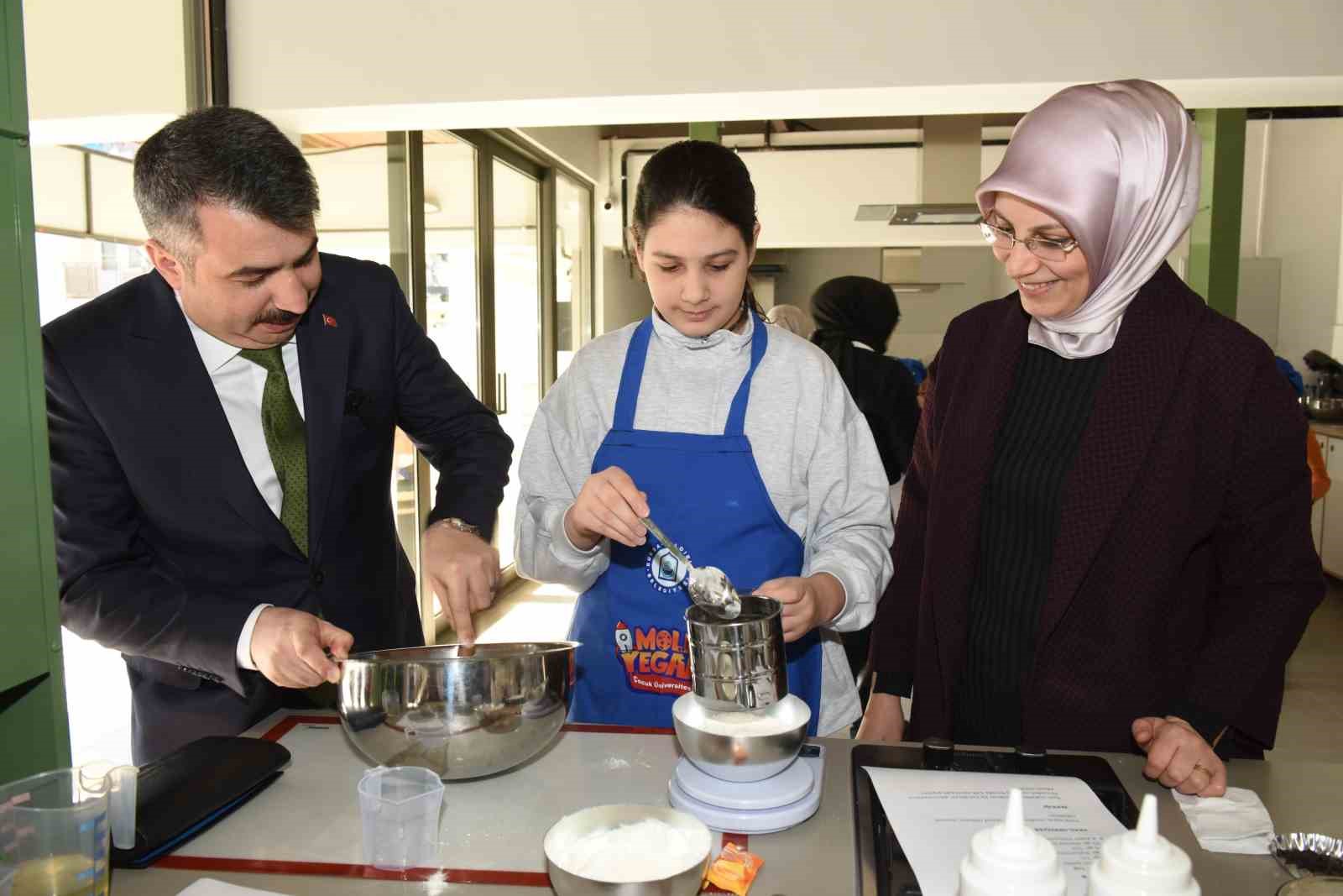 Oktay Yılmaz, minik şeflerle mutfakta