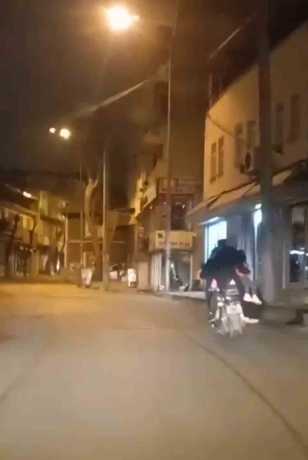 Bursa’da bir motosiklette dört kişi bindiler