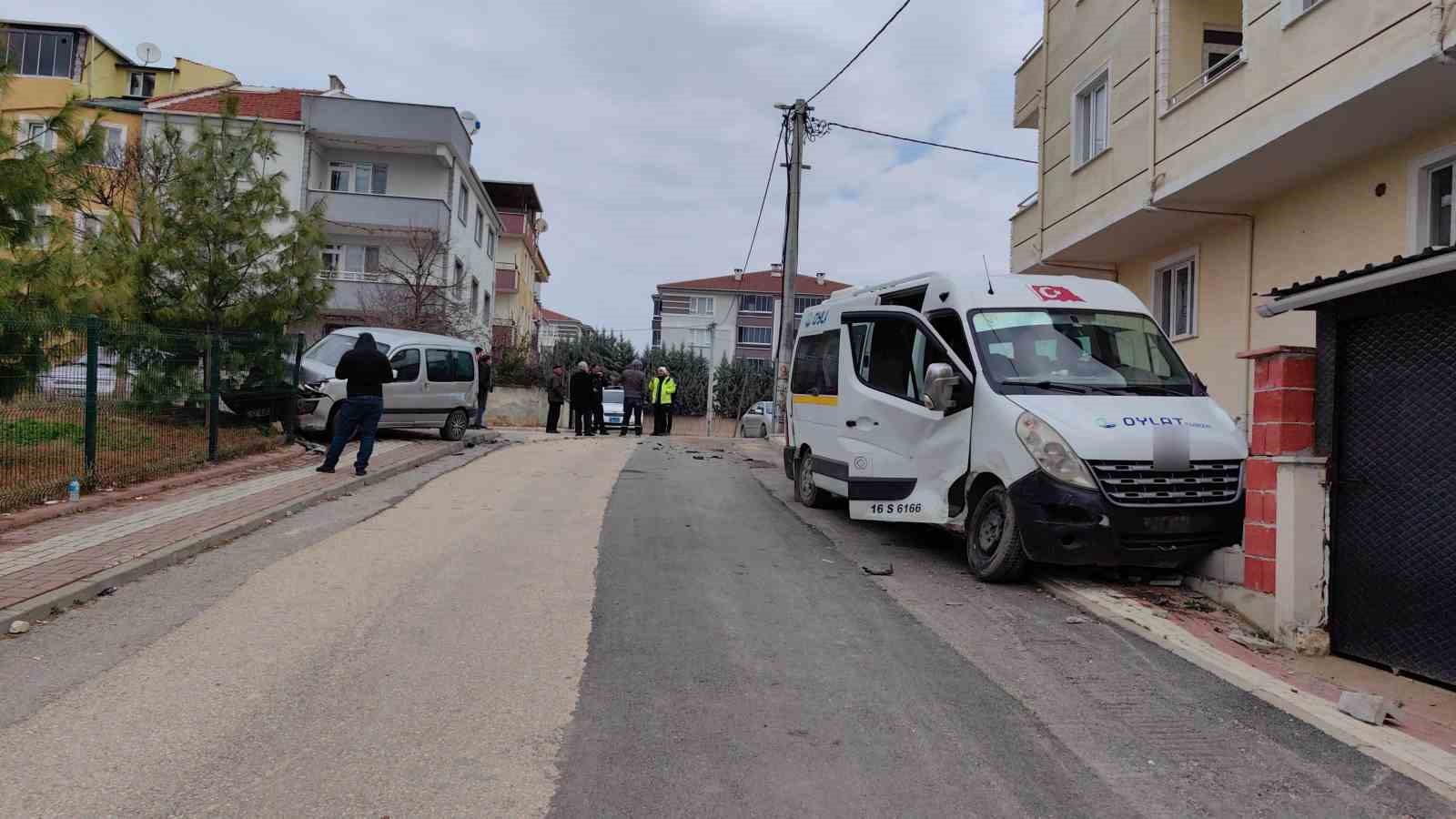 Bursa’da öğrenci servisi kaza yaptı: 7 yaralı