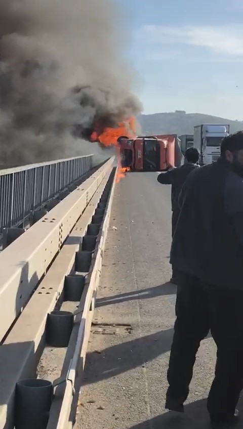 Bursa’da otobanda kaza yapan tır yandı