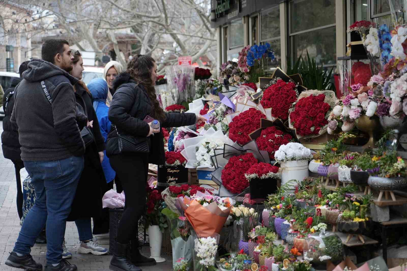 (Özel) Sevgililer Günü’nde çiçek almak isteyen aşıklar 1000 lirayı gözden çıkaracak