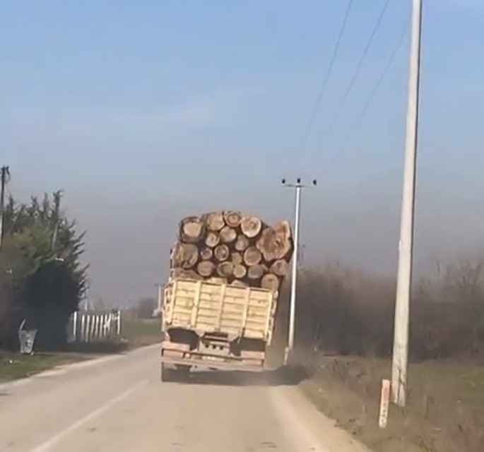 Bursa’da aşırı tomruk yüklü kamyon trafiği tehlikeye attı